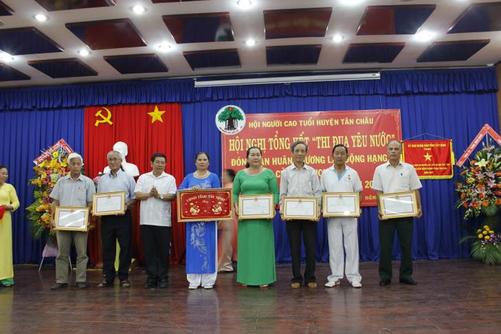 Ban Đại diện Hội Người cao tuổi huyện Tân Châu đón nhận Huân chương Lao động hạng ba